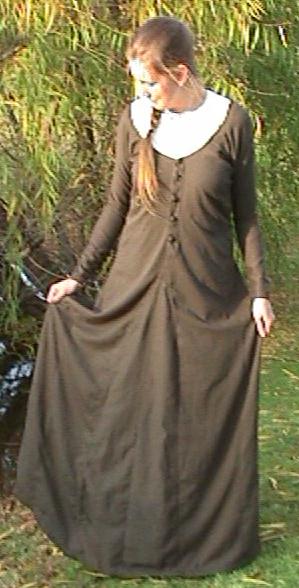 RH313 — Medieval Irish Common Woman Dress (Moy Gown) sewing pattern –  Reconstructing History